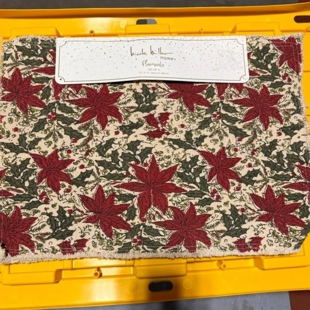 Nicole Miller Red Poinsettia set of 4 dining table mats. NWT 100% Cottpn‎